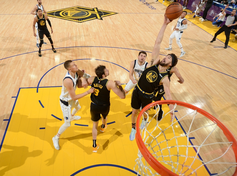 阿斯顿维拉队标跟切尔西一样